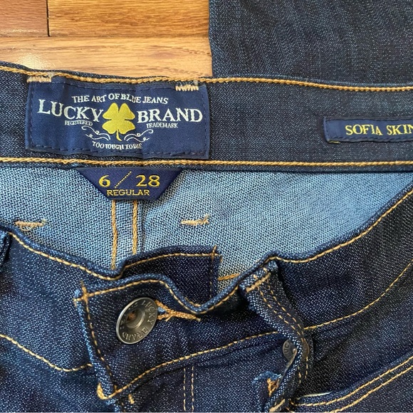 Size 6 Lucky Brand Jeans - Picture 2 of 3